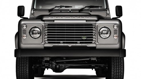 Land Rover houdt de iconische Defender nog even fris. Het werkpaard krijgt in het nieuwe modeljaar een nieuwe 2.2 liter dieselmotor en is verkrijgbaar in nieuwe uitvoeringen.