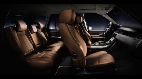 Land Rover heeft een nog luxere Range Rover Sport in de aanbieding. Deze Luxury uitvoering is gepositioneerd tussen de HSE en top-of-the-line Autobiography Sport en is voorzien van exclusieve afwerk