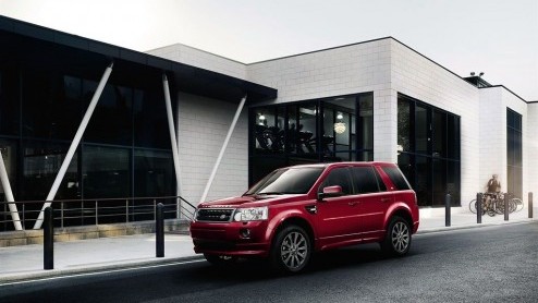 Raakt de Freelander in het slob? Niet als het aan Land Rover ligt. Het merk introduceert een nieuwe Sport-uitvoering voor prijzen vanaf net geen 55 mille.