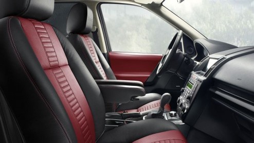 Raakt de Freelander in het slob? Niet als het aan Land Rover ligt. Het merk introduceert een nieuwe Sport-uitvoering voor prijzen vanaf net geen 55 mille.