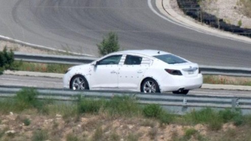 Is het een nieuwe Opel, of toch een Lexus? Nee, we zien hier de Buick LaCrosse op beeld. Deze Amerikaan staat voor 2010 op het programma, maar is niet voor onze regio bedoeld.