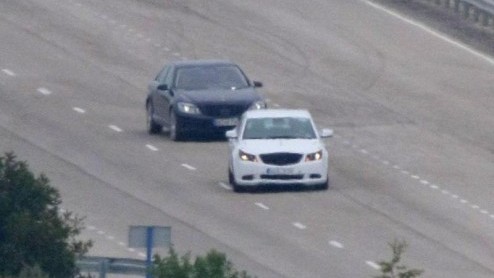 Is het een nieuwe Opel, of toch een Lexus? Nee, we zien hier de Buick LaCrosse op beeld. Deze Amerikaan staat voor 2010 op het programma, maar is niet voor onze regio bedoeld.