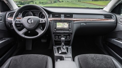 Prijzen vernieuwde Skoda Superb en Superb Combi. Tot wel 1.400 euro goedkoper dan zijn voorganger. De vanafprijs ligt op 27.490 euro voor de 1.4 TSI in Active-uitvoering.