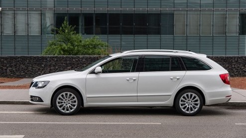 Prijzen vernieuwde Skoda Superb en Superb Combi. Tot wel 1.400 euro goedkoper dan zijn voorganger. De vanafprijs ligt op 27.490 euro voor de 1.4 TSI in Active-uitvoering.