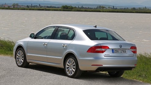 Prijzen vernieuwde Skoda Superb en Superb Combi. Tot wel 1.400 euro goedkoper dan zijn voorganger. De vanafprijs ligt op 27.490 euro voor de 1.4 TSI in Active-uitvoering.