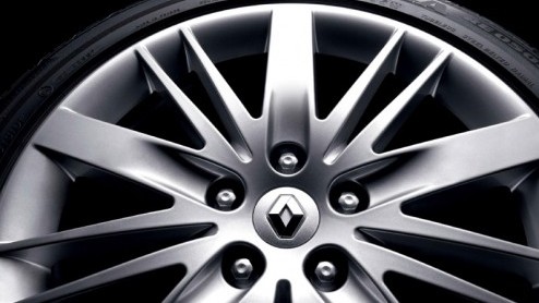 Renault heeft voor de nieuwe Laguna een snelle sportieve GT-uitvoering in gedachten. Om een goed rijgedrag van dit topmodel te garanderen voorzien de technici deze Fransman van vierwielaandrijving. Me