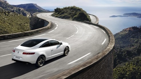 De Renault Laguna Coup lanceert een nieuw modeljaar met een strakkere stijl, een smaakvoller interieur en schonere motoren. De diesel is bijna zuinig genoeg voor 20% bijtelling. Bijna...