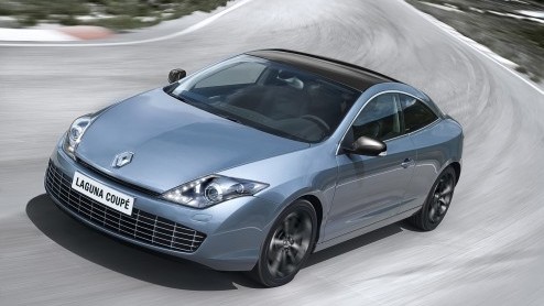 De voor 2012 vernieuwde Renault Laguna Coup heeft een prijskaartje gekregen en staat vanaf 36.690 euro in de showroom. Met completere uitrusting. Wie zijn auto inruilt krijgt bovendien extra korting.