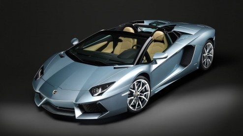 Lamborghini introduceert de Aventador LP 700-4 Roadster. De dakloze supercar beschikt over twee uitneembare carbon dakdelen. Aan de 700 pk sterke V12-motor is niet getornd.