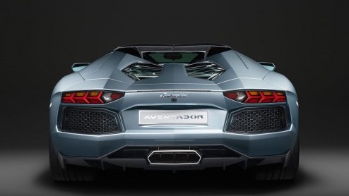 Lamborghini introduceert de Aventador LP 700-4 Roadster. De dakloze supercar beschikt over twee uitneembare carbon dakdelen. Aan de 700 pk sterke V12-motor is niet getornd.