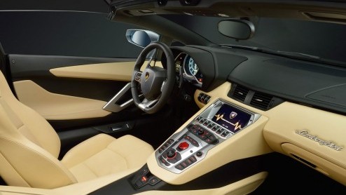 Lamborghini introduceert de Aventador LP 700-4 Roadster. De dakloze supercar beschikt over twee uitneembare carbon dakdelen. Aan de 700 pk sterke V12-motor is niet getornd.