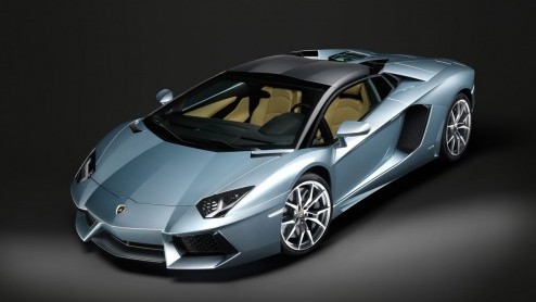 Lamborghini introduceert de Aventador LP 700-4 Roadster. De dakloze supercar beschikt over twee uitneembare carbon dakdelen. Aan de 700 pk sterke V12-motor is niet getornd.