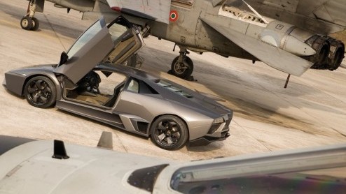 We hebben al eens een strijd tussen een straaljager en een supercar voorbij zien komen. In de nieuwe Lamborghini Revent�n zagen we elementen van een �jet fighter� terugkomen. De link is dus gauw geleg