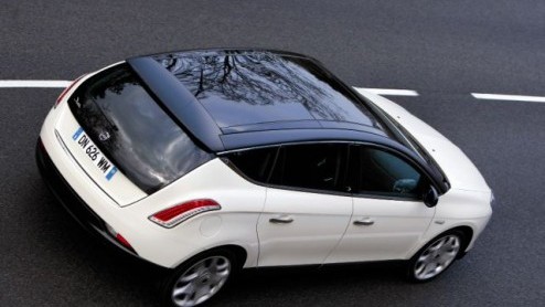 Lancia is terug van weggeweest en presenteert een nieuwe aanvaller: de Delta. Eind juli staat de nieuwe Italiaan bij de dealers, met een vanafprijs van 23.995 euro. Deze stijlvolle nieuweling zit boor