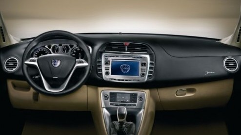 Lancia is terug van weggeweest en presenteert een nieuwe aanvaller: de Delta. Eind juli staat de nieuwe Italiaan bij de dealers, met een vanafprijs van 23.995 euro. Deze stijlvolle nieuweling zit boor