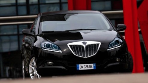 Lancia is terug van weggeweest en presenteert een nieuwe aanvaller: de Delta. Eind juli staat de nieuwe Italiaan bij de dealers, met een vanafprijs van 23.995 euro. Deze stijlvolle nieuweling zit boor