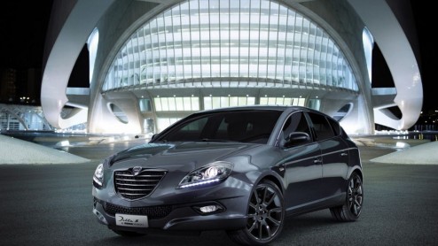 Lancia zet de speciaal uitgevoerde Delta S by Momodesign bij de dealer vanaf 28.385 euro.