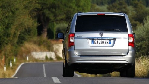 Lancia voegt twee uitrustingsniveaus toe aan de Voyager. Naast de Gold is de Lancia Voyager nu ook te bestellen als Silver en Platinum. Ook komen er twee nieuwe kleuren beschikbaar. Prijzen beginnen b