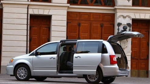 Lancia voegt twee uitrustingsniveaus toe aan de Voyager. Naast de Gold is de Lancia Voyager nu ook te bestellen als Silver en Platinum. Ook komen er twee nieuwe kleuren beschikbaar. Prijzen beginnen b