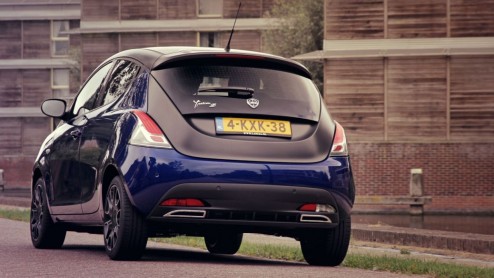 Autotest Lancia Ypsilon MomoDesign, een sportiever aangeklede Ypsilon met de bekende TwinAir motor, waarbij je niets extra voor de speciale uitdossing betaalt.