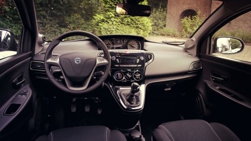 Autotest Lancia Ypsilon MomoDesign, een sportiever aangeklede Ypsilon met de bekende TwinAir motor, waarbij je niets extra voor de speciale uitdossing betaalt.