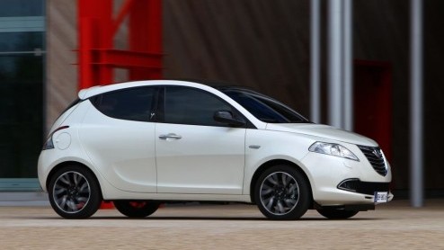 Krap twee jaar geleden begonnen de eerste verkennende gesprekken tussen de Chrysler- en Fiat groep, nu zijn de Lancia en Jeep dealers klaar voor de toekomst. Een reeks nieuwe modellen van beide merken
