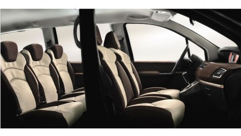 Een van de meest 'exclusieve' MPVs krijgt een facelift. De Lancia Phedra zal dan in gewijzigde vorm debuteren op de autosalon van Brussel die van 17 tot en met 27 januari 2008 wordt gehouden. Met nog