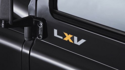 Land Rover heeft een prijskaartje gehangen aan de jubileumeditie van de Defender, die nu als 90 en 110 Station Wagon in productie wordt genomen, zowel in personen- als in besteluitvoering.