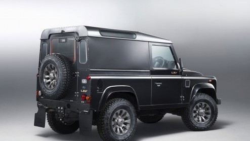 Land Rover heeft een prijskaartje gehangen aan de jubileumeditie van de Defender, die nu als 90 en 110 Station Wagon in productie wordt genomen, zowel in personen- als in besteluitvoering.