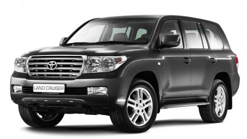 Toyota heeft de Land Cruiser 100 vernieuwd en geeft m vanaf nu de naam Land Cruiser V8 mee. Daarmee is meteen duidelijk hoe het met de motorisering staat. Met aanpassingen aan in- en exterieur is dez