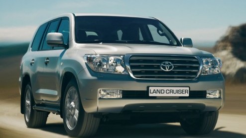 Toyota heeft de Land Cruiser 100 vernieuwd en geeft m vanaf nu de naam Land Cruiser V8 mee. Daarmee is meteen duidelijk hoe het met de motorisering staat. Met aanpassingen aan in- en exterieur is dez