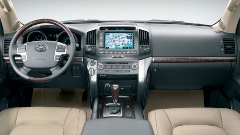 Toyota heeft de Land Cruiser 100 vernieuwd en geeft m vanaf nu de naam Land Cruiser V8 mee. Daarmee is meteen duidelijk hoe het met de motorisering staat. Met aanpassingen aan in- en exterieur is dez