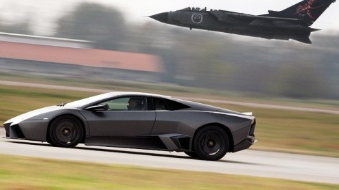We hebben al eens een strijd tussen een straaljager en een supercar voorbij zien komen. In de nieuwe Lamborghini Revent�n zagen we elementen van een �jet fighter� terugkomen. De link is dus gauw geleg