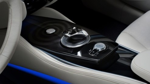 Dit is de nieuwste aanwinst bij Infiniti, de Infiniti LE Concept. Weliswaar een studiemodel, maar daar blijft het niet bij. In 2014 gaat de elektrisch aangedreven luxe-sedan in productie.
