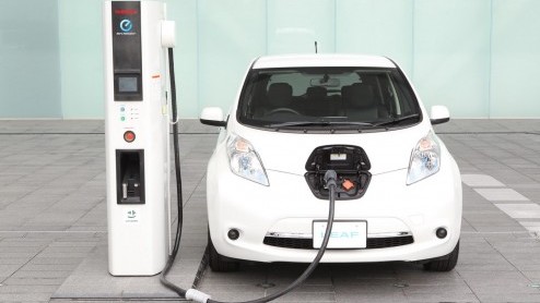 Nissan heeft in Japan een vernieuwde versie van de LEAF onthuld. De elektrisch aangedreven compacte middenklasser is visueel nauwelijks bijgepunt maar kan wel rekenen op een verbeterde aandrijflijn me