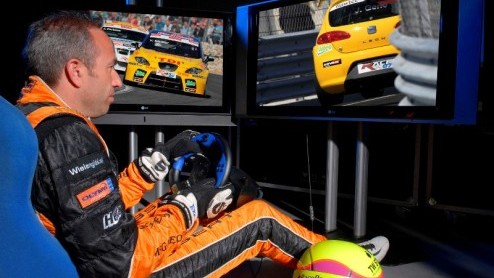Lieten we laatst al een op afstand bestuurbare Hummer zien, Seat waagt het zelfs om met een bestuurderloze Leon toerwagen de weg op te gaan. Het circuit wel te verstaan. Tom Coronel zal op 1 april  d