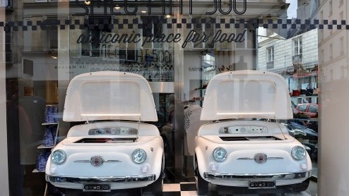 Fiat en het eveneens Italiaanse Smeg hebben wederom de handen ineen geslagen. Het resultaat is deze SMEG 500. Geen auto, maar een koelkast. Leuk voor de echte 500-liefhebber.