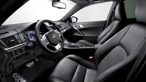 Wie het uiterlijk van de Lexus CT 200h te braaf vindt, kan vanaf oktober de CT 200h F-Sport bestellen. Onderstel, uiterlijk en uitrusting worden aangepast. De F-Sport beleeft morgen op de IAA Frankfur