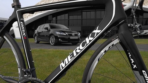 Lexus geeft Eddy Merckx racefiets bij elke nieuwe CT200h.