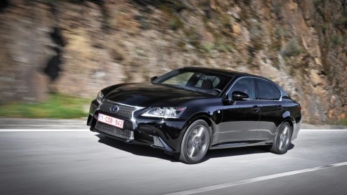 In 2006 introduceerde Lexus met de GS450h de eerste hybridesedan in de hogere middenklasse. Lange tijd had die luxe Japanner het rijk alleen. Binnenkort staat de nieuwe generatie aan de start en die v