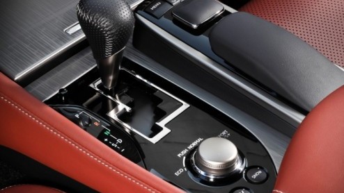 In 2006 introduceerde Lexus met de GS450h de eerste hybridesedan in de hogere middenklasse. Lange tijd had die luxe Japanner het rijk alleen. Binnenkort staat de nieuwe generatie aan de start en die v