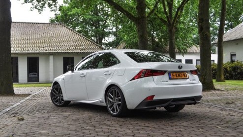 Autotest Lexus IS300h. Rijtest van de hybride-aangedreven IS 300h met 20% bijtelling.