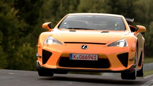Lexus wilde nog even weten hoe snel de LFA met Nurburgring Package een ronde rijdt op de Nordschleife. Resultaat: 7 minuut 14.64. Een nieuw record.
