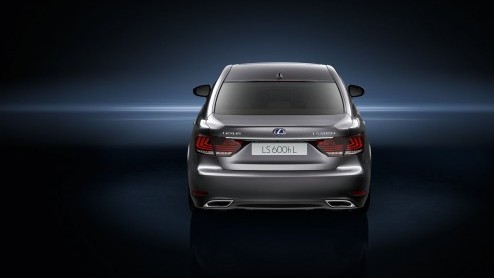 De vernieuwde Lexus LS600h is nu helemaal officieel. Eind dit jaar staat de hybride toplimousine bij de dealer, ook in een versie met extra lange wielbasis en de F Sport Line.