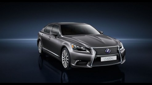 Lexus heeft een prijskaartje gehangen aan de LS 600h. De limousine is per direct te bestellen voor prijzen vanaf 124.975 euro. De levering start vervolgens begin januari.