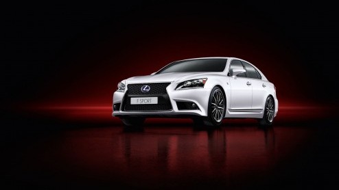 Lexus heeft een prijskaartje gehangen aan de LS 600h. De limousine is per direct te bestellen voor prijzen vanaf 124.975 euro. De levering start vervolgens begin januari.