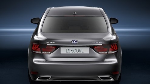 Lexus heeft een prijskaartje gehangen aan de LS 600h. De limousine is per direct te bestellen voor prijzen vanaf 124.975 euro. De levering start vervolgens begin januari.