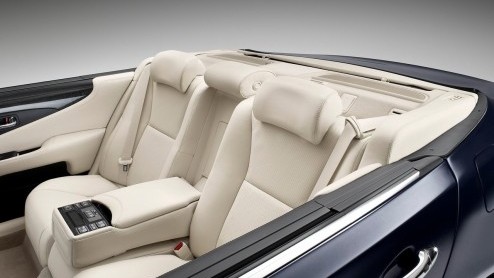 Prins Albert II van Monaco gaat binnenkort trouwen maar had nog geen bruidsauto. Na een belletje met Lexus en een carrosseriebouwer was de LS 600h L Landaulet een feit. Het vlaggenschip werd speciaal