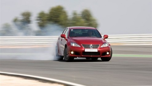 Lexus heeft de sportieve IS F een prijs gegeven. Deze krachtpatser is verkrijgbaar vanaf 101.600 euro en moet met zijn vertrouwde imago, 5 liter V8 en uitdagende looks een weerwoord bieden tegen bolid