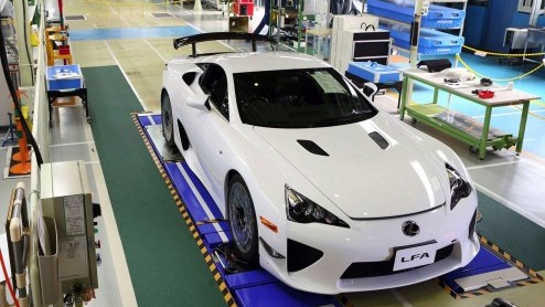 Helaas, het is niet anders. Lexus heeft het allerlaatste exemplaar van zijn supersportwagen LFA geproduceerd. Deze witte LFA Nrburgring Package  het 500e exemplaar - werd afgelopen vrijdag de fabrie